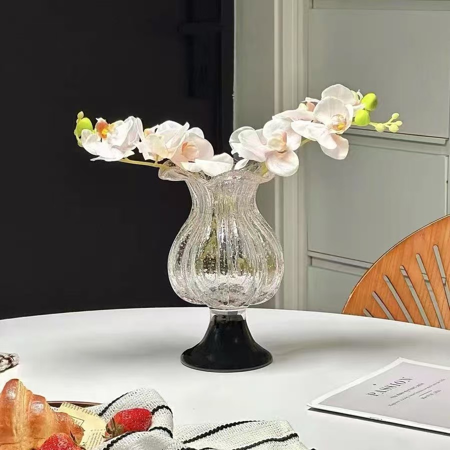 Различные стеклянные вазы причудливой формы.