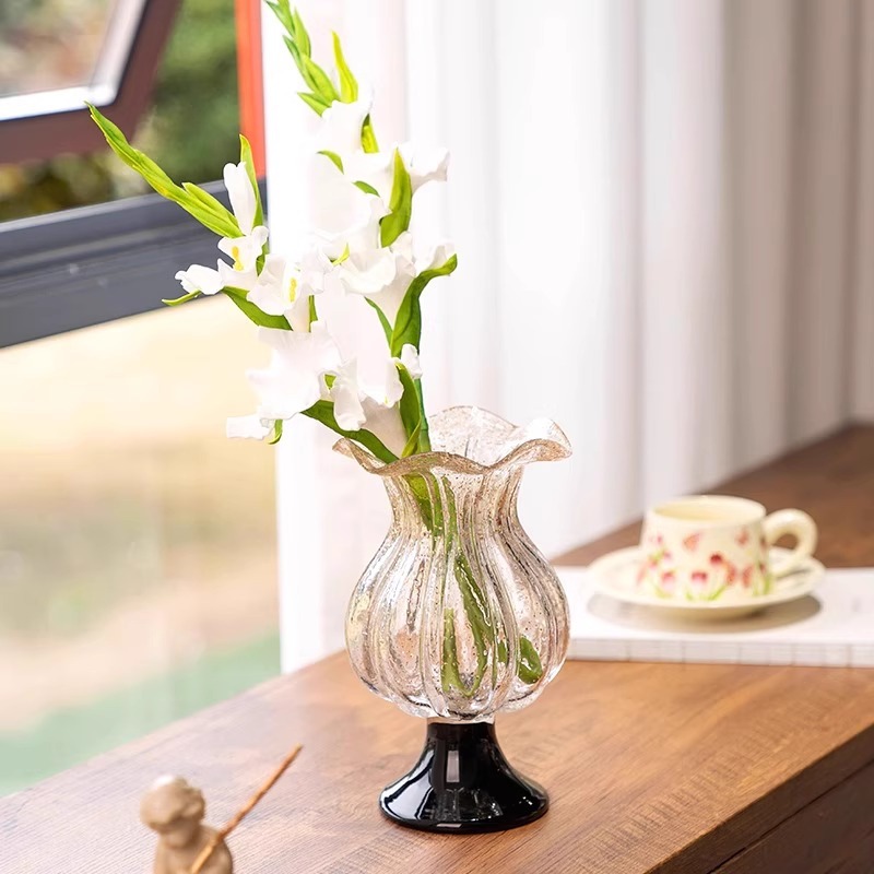 Роскошная высокая стеклянная ваза в винтажном стиле с золотыми крапинками