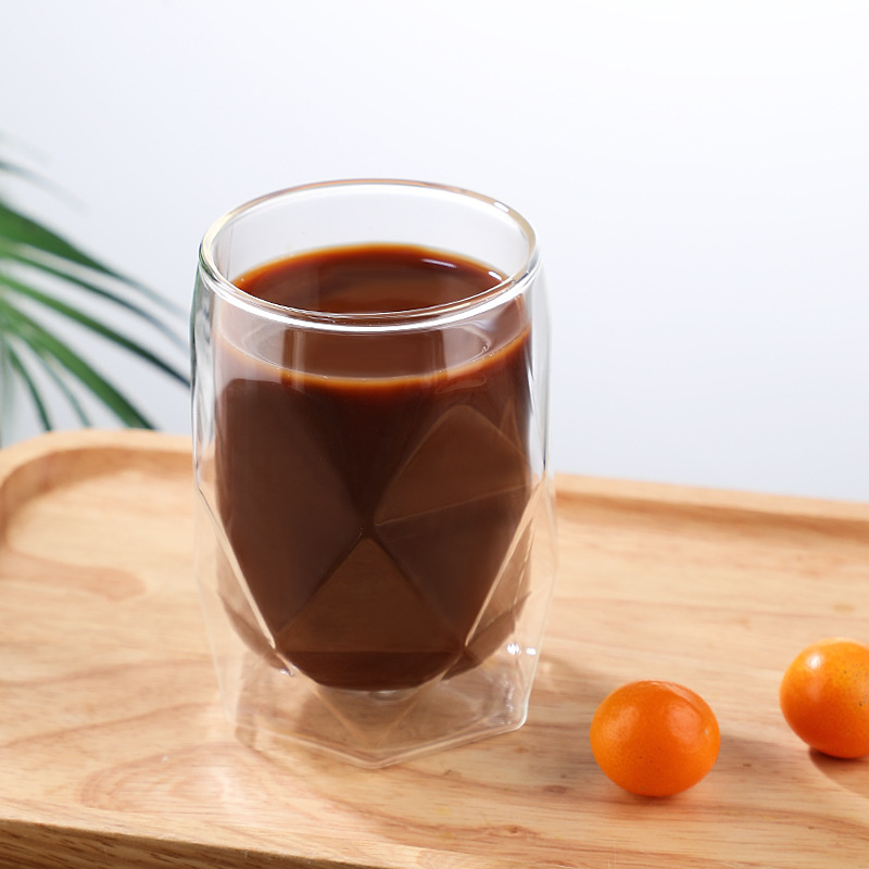 Простая термостойкая изолированная стеклянная чашка с двойными стенками.